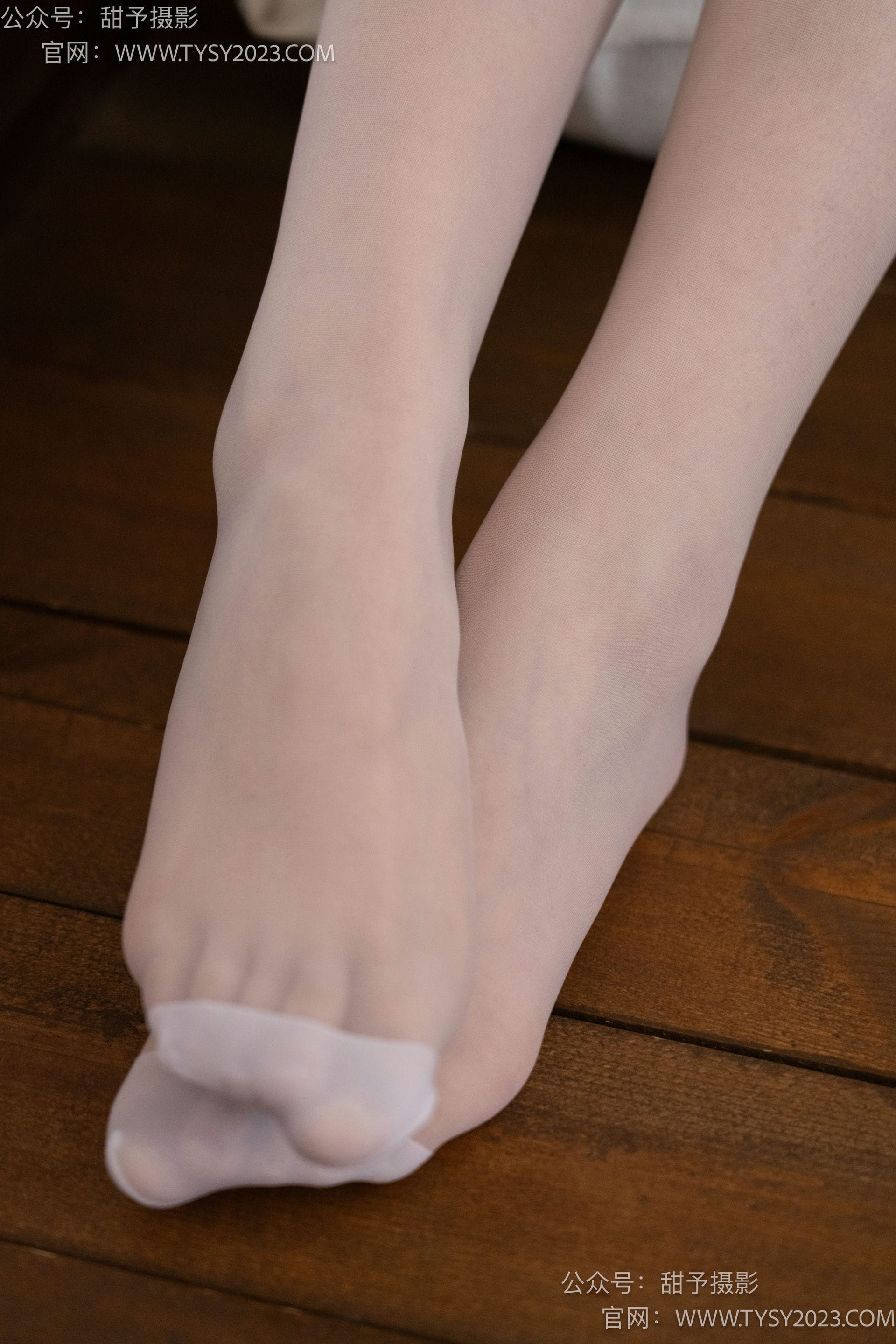 舔美女脚网站